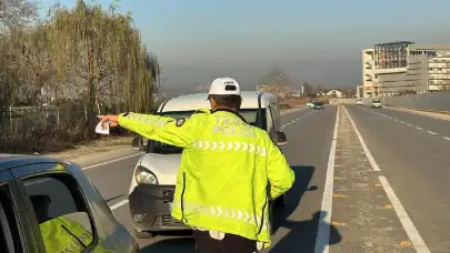 Düzce'de artan sıkı trafik kontrolleri devam ediyor: 163 araç trafikten men edildi