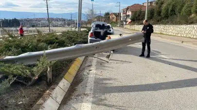 Bariyer otomobilin içinden geçti: Kocaeli’de feci kaza