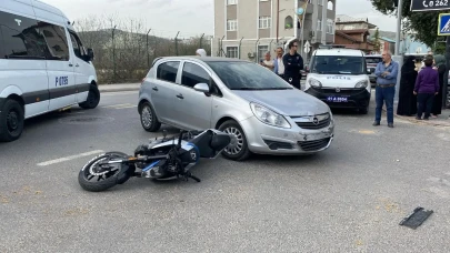 Kocaeli'nin İzmit ilçesinde motosiklet ile otomobil çarpıştı: Yaralılar var