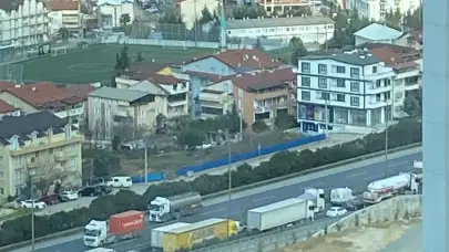 Kocaeli'de saç rulosu taşıyan tırın yük dengesi sarsıldı