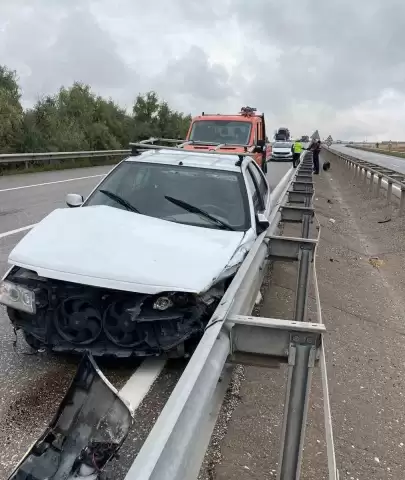 Sivas'ta Feci Kaza: Kontrolden Çıkan Otomobil Bariyerlere Çarptı, 3 Kişi Yaralandı!