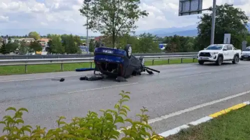 Sakarya Serdivan'da Ters Dönen Otomobil... Sürücü Şans Eseri Kurtuldu!