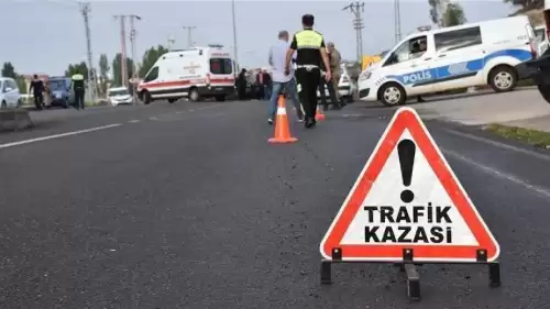 Hatay – Adana Otobanında Kaza! Kamyon Fren Arızası Nedeniyle Bariyere Çarptı