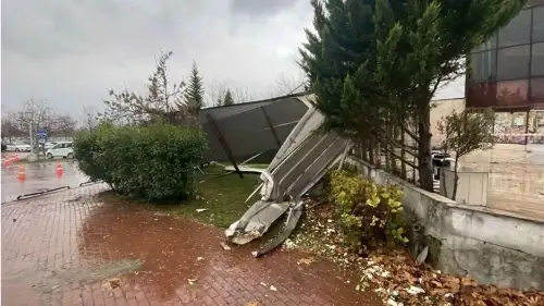 Kocaeli’de Lodos Hayatı Felç Etti! 2 Tekne Battı, Çatılar Uçtu, Ağaçlar Devrildi