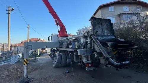 İzmit'te Beton Dökme Vincinin Lastiği Patladı! 2 İşçi Yaralandı