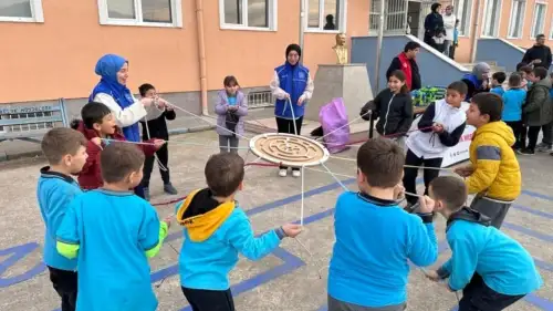 Düzce Gençlik ve Spor Müdürlüğü'nün gönüllü gençleri ilkokul ziyaretine gitti