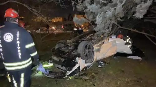 Kocaeli İzmit'te korkunç trafik kazası: Otomobil bariyerleri aştı ağaçlık alana yuvarlandı