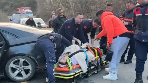 Sakarya’nın Pamukova ilçesinde kaza meydana geldi: Ağaca çarpan aracın içinde yabancı uyruklu 1 kişi yaralandı