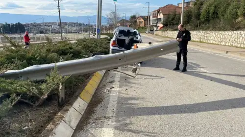 Bariyer otomobilin içinden geçti: Kocaeli’de feci kaza