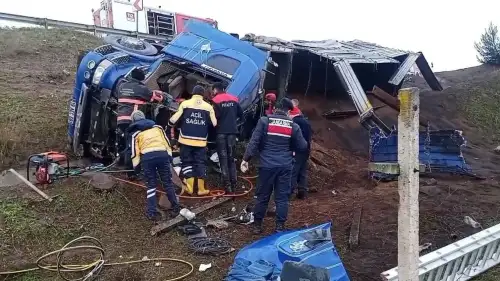 Freni boşalan tır şarampole uçtu: Sürücü sıkıştı