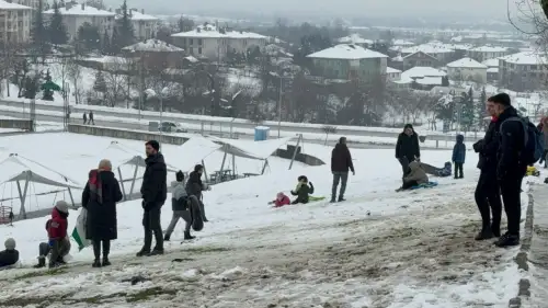 Düzce'de kar tatili coşkusu: Çocuklar kayarak eğlendi