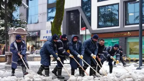 Düzce Belediyesi kar mesaisine yoğun başladı