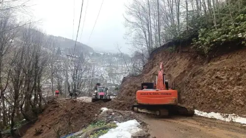 Düzce Gölyaka'da heyelan meydana geldi yol kapandı