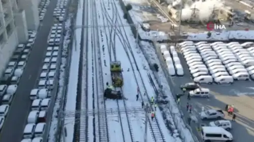 Kocaeli Port Yarımca Limanı'nda sıfır araç indirilirken tren yoluna düştü