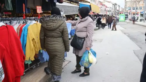 Sakarya'da kadın hırsız mağazada kıyafet seçer gibi hırsızlık yaptı