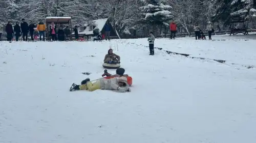 Bolu gölcük Parkı kar yağışının ardından tatilcilere keyifli anlar yaşattı