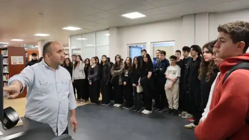 Düzce Turgut Özal Anadolu Lisesi öğrencileri Düzce Üniversitesi kütüphanesinde araştırma yaptılar