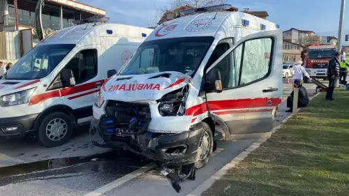 Kocaeli Kartepe'de hamile kadını hastaneye yetiştiren ambulans kaza yaptı