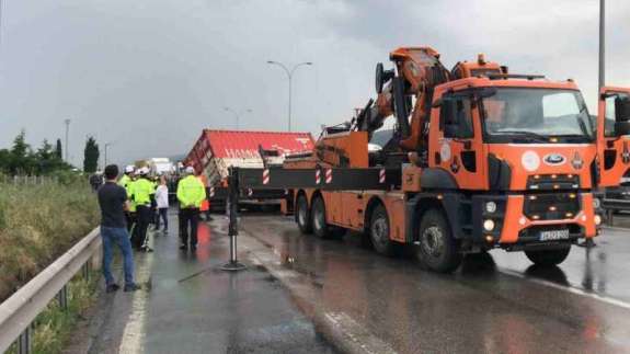 Devrilen TIR Yolu Kapattı