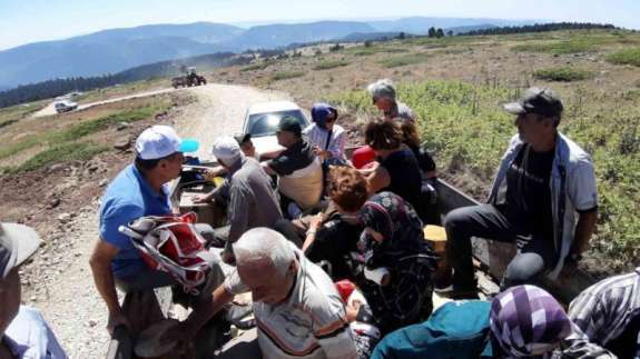 Geleneksel bayrama ulaşabilmek için traktörlere bindiler