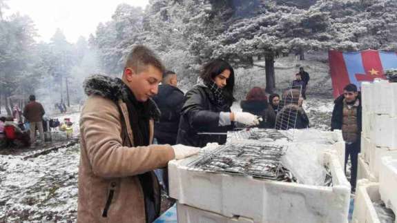 Karlar Altında Hamsi Rüzgarı; 2 Ton Hamsi Yediler