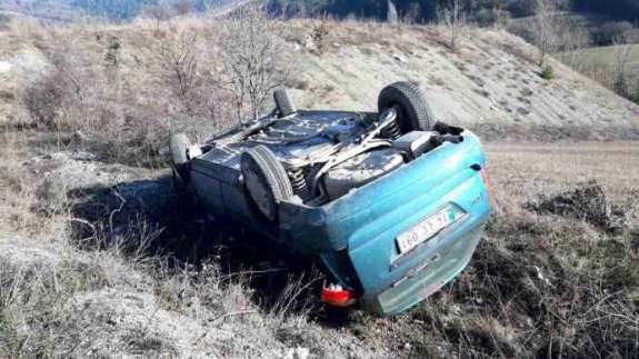 Bolu’da otomobil şarampole devrildi: 2 yaralı