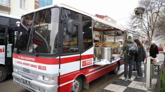 Bolu Belediyesinden Öğrencilere Simit Ve Çay İkramı!