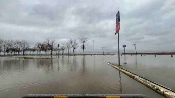 İzmit Körfez’inde Kuvvetli Rüzgar Nedeniyle Otoparkı Su Bastı!