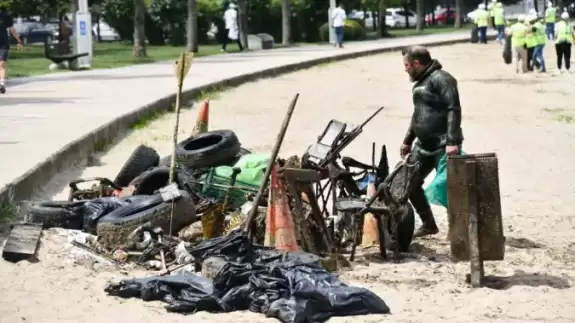 Kocaeli'nin Denizinden Lastik de Çıktı Kamp Sandalyesi de...