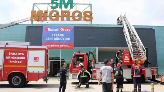 Migros’un Çatısında Korkutan Yangın: Dumanlar Bölgeyi Kapladı, Göz Gözü Görmedi