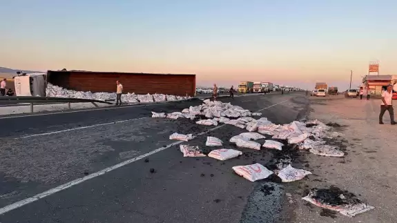 Mardin'de Kömür Taşıyan Tırın Devrilmesi Sonucu 1 Kişi Yaralandı