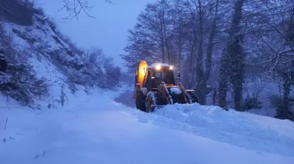 Düzce'de kardan kapanan 10 köy yolu açıldı