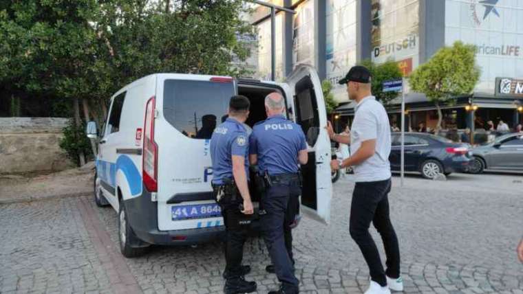 Tramvay durağında kavgaya karışan şahıs, müdahale eden güvenlik görevlisine saldırdı 1