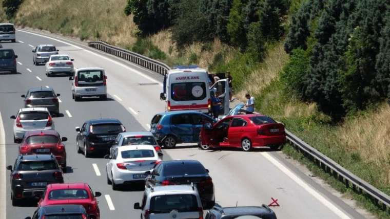 TEM’de 2 otomobil çarpıştı, uzun araç kuyruğu oluştu 6