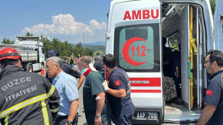 Anadolu Otoyolu’nda iki otomobil çarpıştı: 5’i çocuk 8 yaralı 6