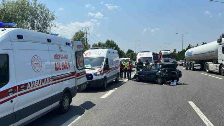 Anadolu Otoyolu’nda iki otomobil çarpıştı: 5’i çocuk 8 yaralı 8