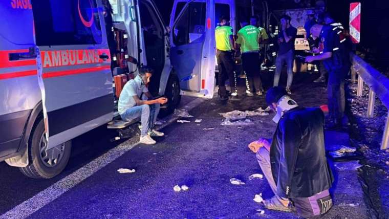 Tomruk yüklü tıra minibüs çarptı: 1 ölü, 20 yaralı 4