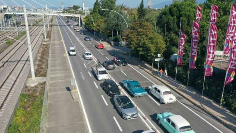 Roman çiftler klasik araçlarla İzmit sokaklarında düğün konvoyu coşkusu yaşadı 2