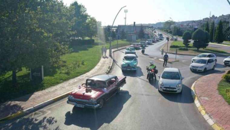 Roman çiftler klasik araçlarla İzmit sokaklarında düğün konvoyu coşkusu yaşadı 3