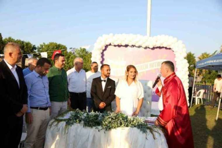 Roman çiftler klasik araçlarla İzmit sokaklarında düğün konvoyu coşkusu yaşadı 5