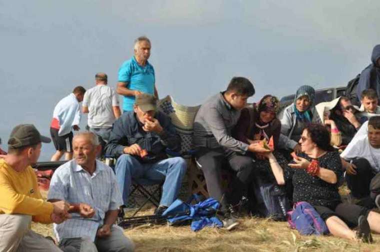 Geleneksel bayrama ulaşabilmek için traktörlere bindiler 2