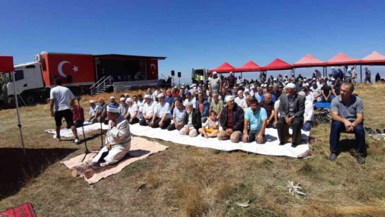 Geleneksel bayrama ulaşabilmek için traktörlere bindiler 5