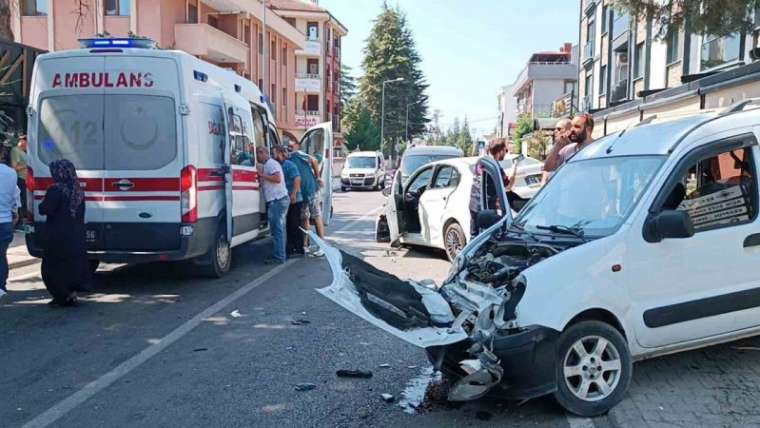 Düzce’de hafif ticari araç otomobille çarpıştı: 1’i bebek 5 yaralı 5