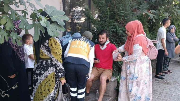 Düzce’de hafif ticari araç otomobille çarpıştı: 1’i bebek 5 yaralı 1