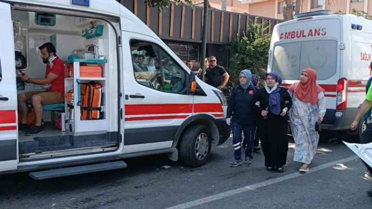 Düzce’de hafif ticari araç otomobille çarpıştı: 1’i bebek 5 yaralı 2