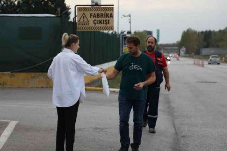 Kocaeli Haber: İşe Gitmek İçin Servis bekleyen işçilere ikramlık Verildi 1