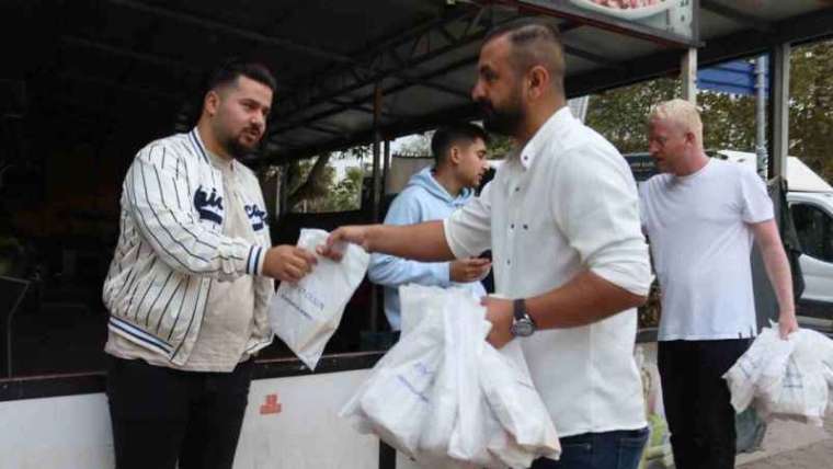 Kocaeli Haber: İşe Gitmek İçin Servis bekleyen işçilere ikramlık Verildi 3