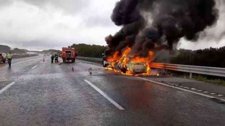 Kuzey Marmara Otoyolu’nda iki otomobil alev topuna döndü: 4 yaralı 8