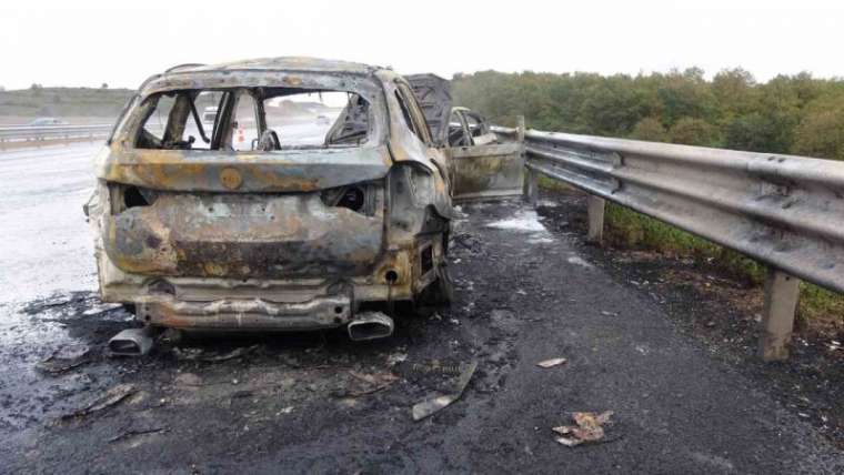 Kuzey Marmara Otoyolu’nda iki otomobil alev topuna döndü: 4 yaralı 2