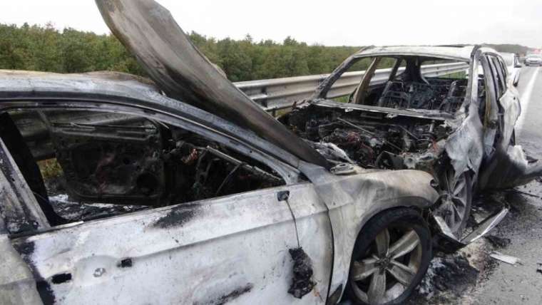 Kuzey Marmara Otoyolu’nda iki otomobil alev topuna döndü: 4 yaralı 4